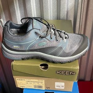 Woman shoe Keen size 9 and 7.5 color blue brand new